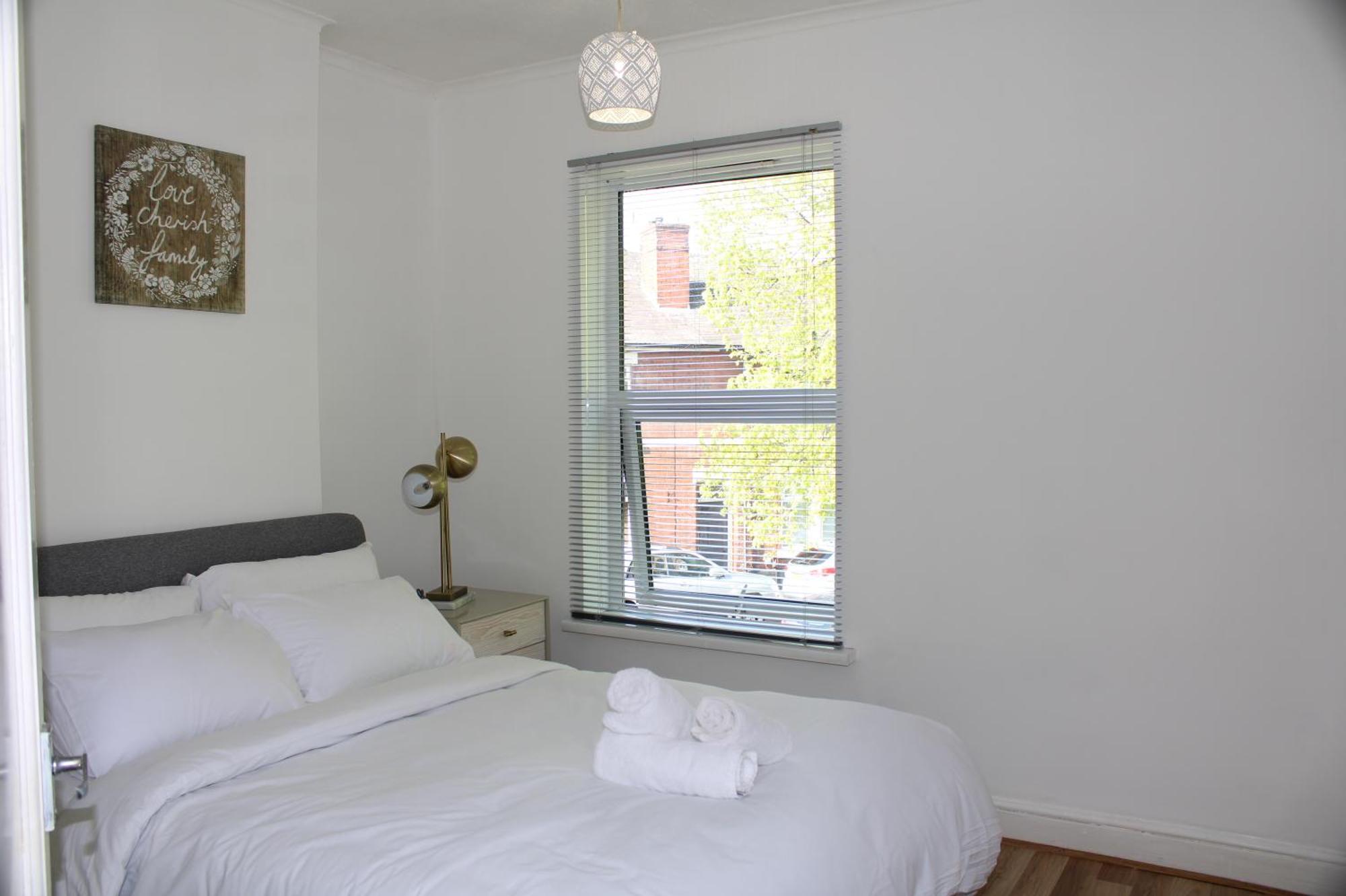 F2S Serviced Apartments 2Bedroom Terrace House With Free Wifi Netflix Suitable For Contractors Walking Distance To Train Station Derby Exterior photo