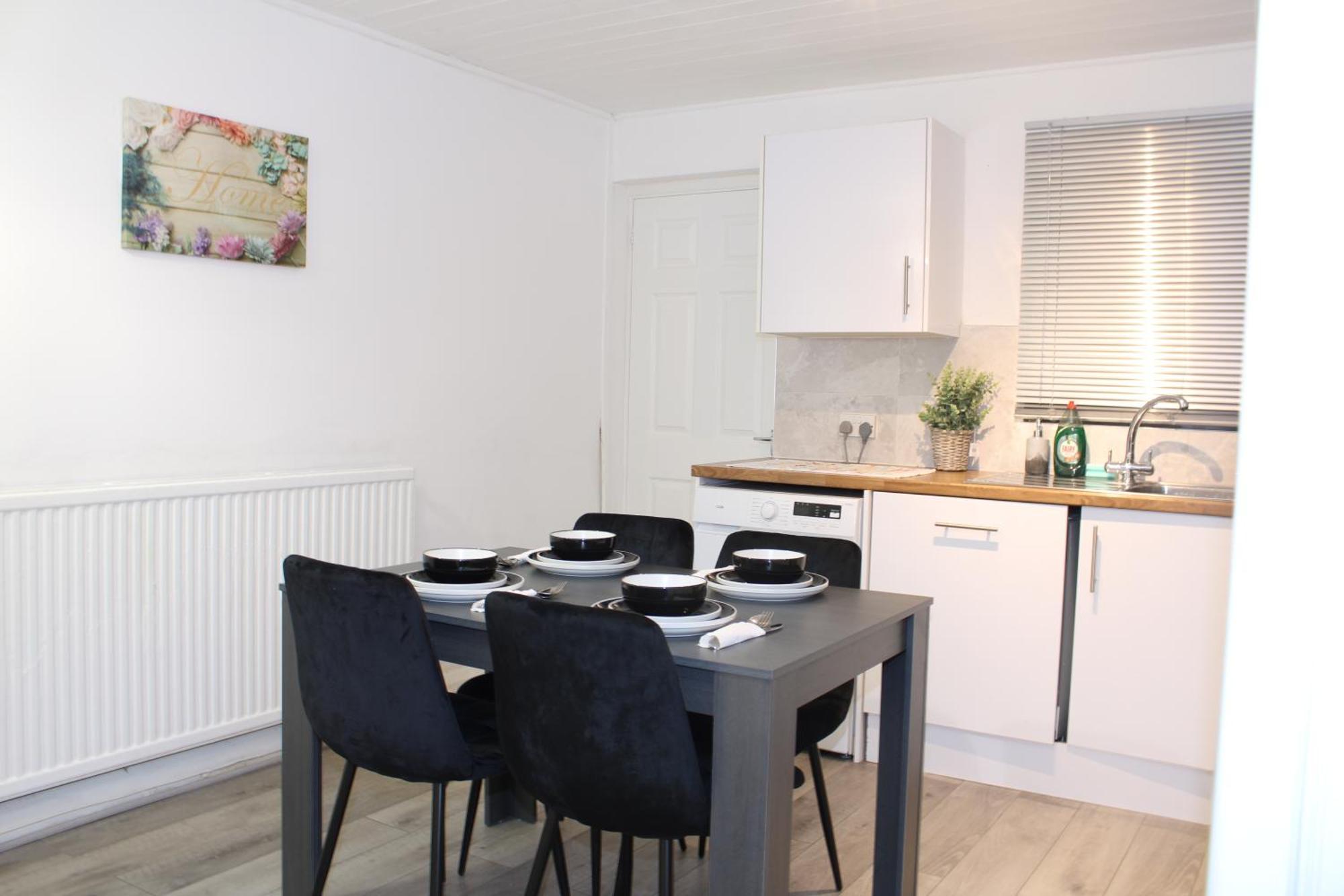 F2S Serviced Apartments 2Bedroom Terrace House With Free Wifi Netflix Suitable For Contractors Walking Distance To Train Station Derby Exterior photo