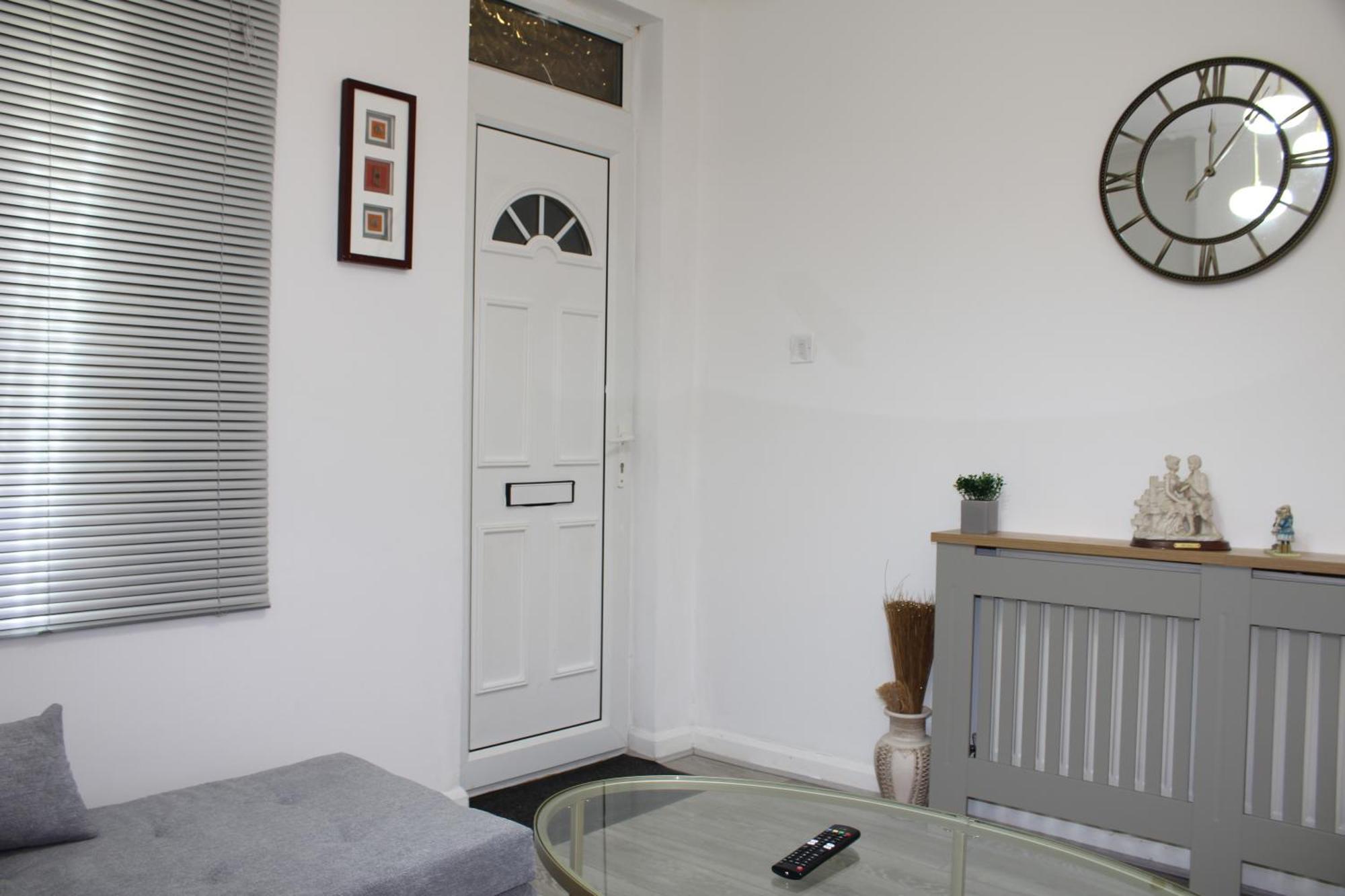 F2S Serviced Apartments 2Bedroom Terrace House With Free Wifi Netflix Suitable For Contractors Walking Distance To Train Station Derby Exterior photo